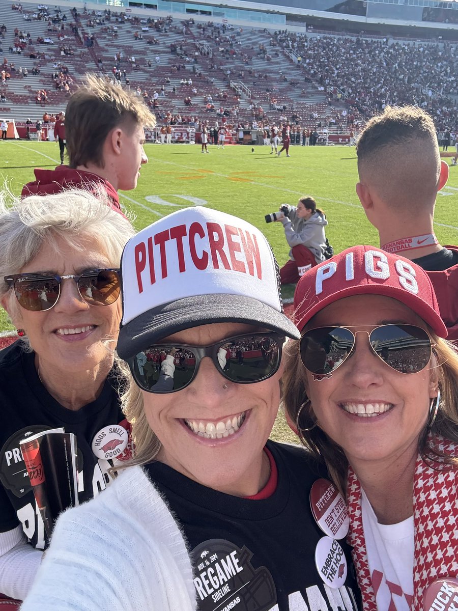 Hogs_4_Life_'s tweet photo. On the field this morning!! Go hogs!! Beat Texas! #WPS @RazorbackFB @jbmajka @Jillcutting https://t.co/cFrYEptJll