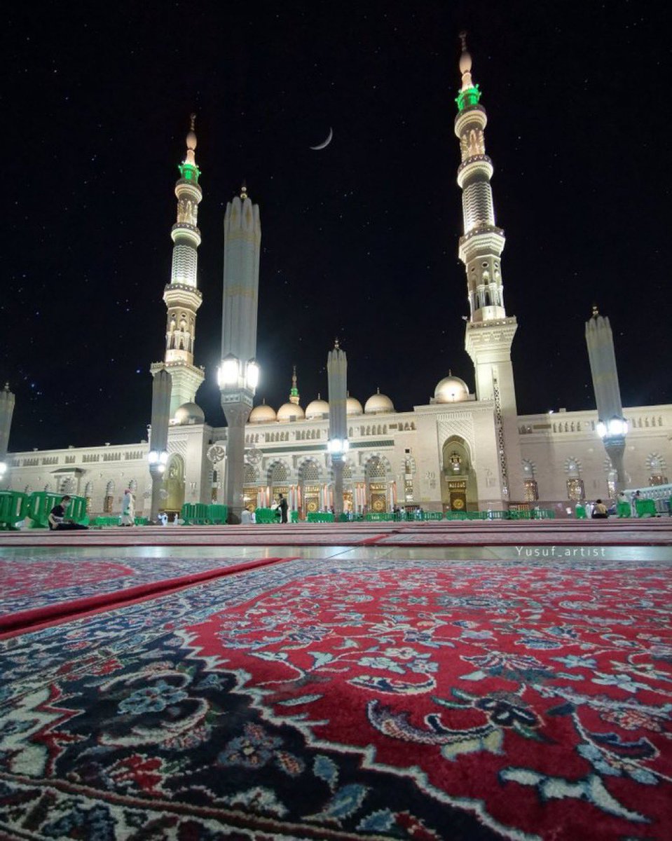 بسألكم سؤال وانا جاد فيه !
ليش نشعر براحة وطمأنينة في المدينة المنورة عكس أي مكان آخر في العالم ؟؟

الشعور والراحة والطمأنينة صعب وصفها في رحاب طيبة الطيبة ولن تستشعره أبداً

نصيحة الى كل شخص متضايق او يمر في مزاج متعكر اذهب الى المدينة وسيزول كل تشعر فيه وستتبدل الى سعادة