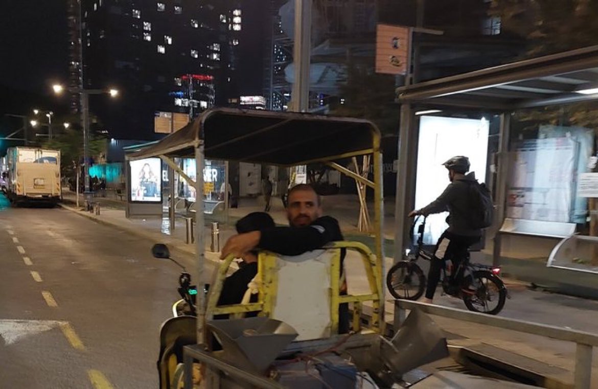 תומך נתניהו עם רמקולים ומוזיקה מחרישת אוזניים הגיע לגשר בגין בעת הצהרת משפחות החטופים והפריע לקיומה

תל אביב 16/11/2024
