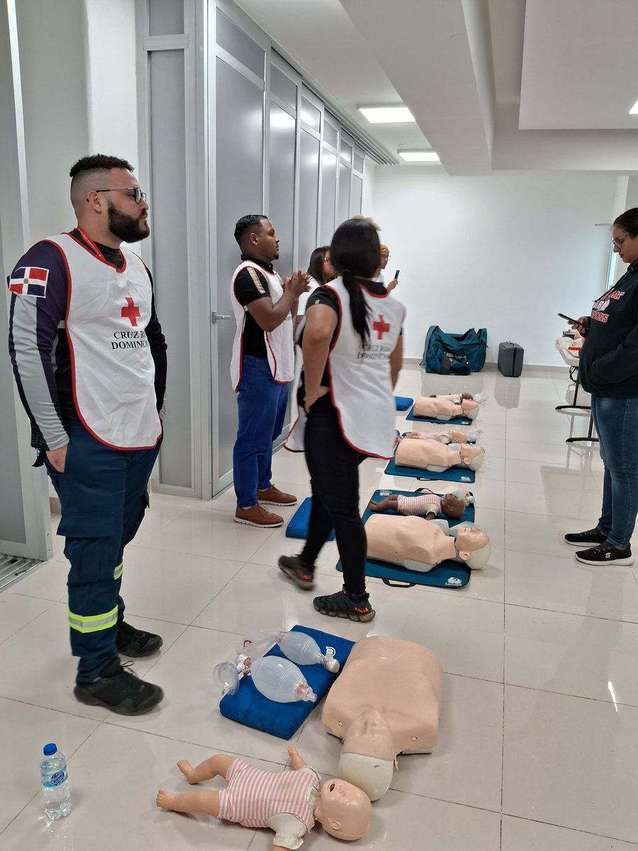 devarez_e52025's tweet photo. 45 voluntarios de la @crdominicana, participando del taller sobre Atención Prehospitalaria dictado con apoyo de personal del FDNY y la NYPD ( Bomberos y Policía de Nueva York). Gracias a Ernesto Filión y Sofía Tolentino. Gracias ! https://t.co/CJFCdluVnx