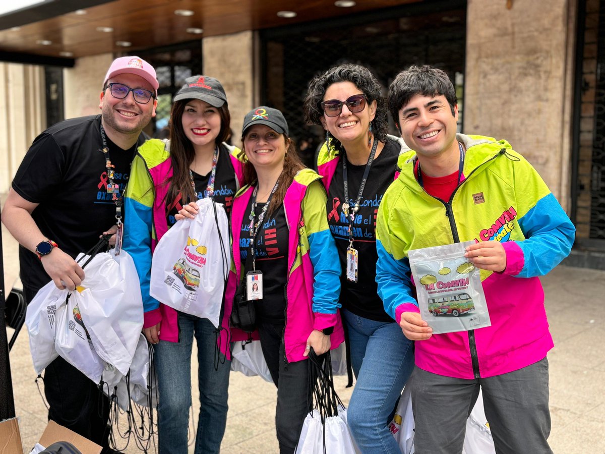 SeremiSaludRM's tweet photo. Estamos con nuestro equipo #CRIAPS en Orgullo LGBTIQ+ entregando información y material informativo para quienes asistan este año. https://t.co/nBLLGWoO2Z