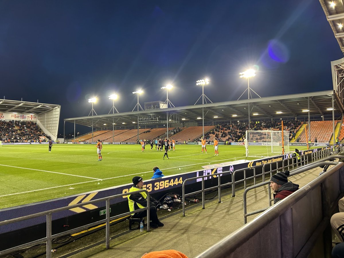 Corner at home, ten minutes to go, 0-0, and every single Blackpool player is in their own penalty area.