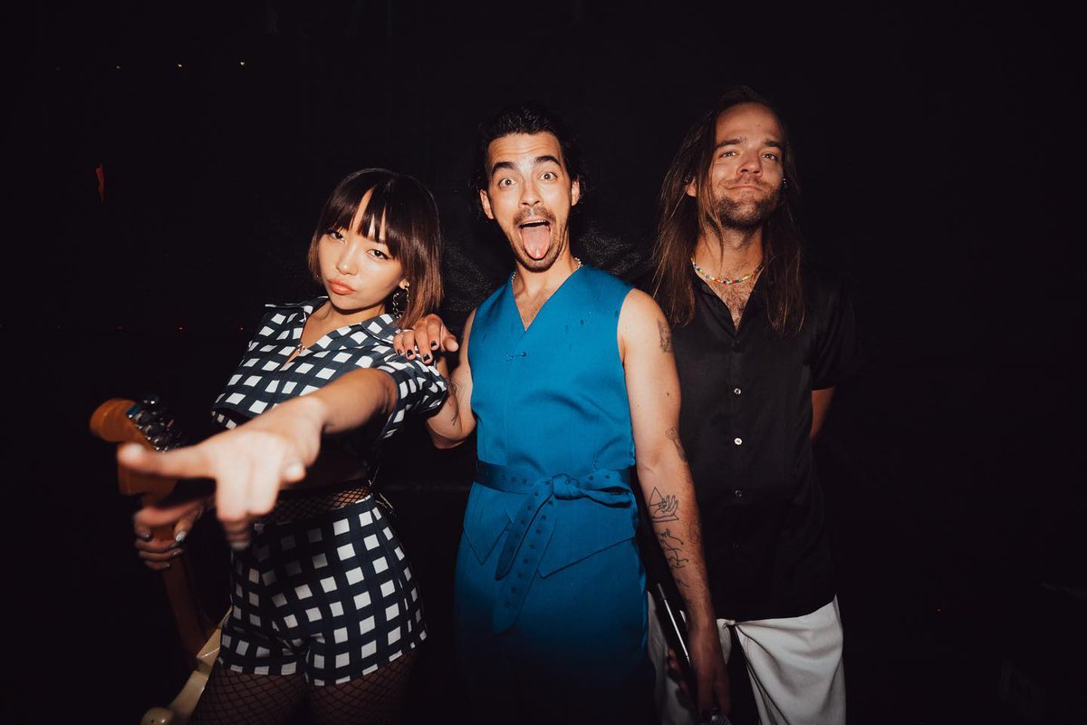 OfficialPRTY's tweet photo. Surprise pop up during @VFMuzik's @subsonicfest set. https://t.co/mIlMgg2Glg