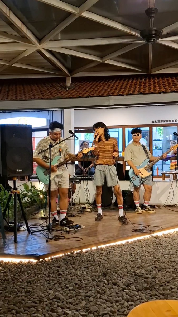 baju dan tontonan udah skena, tapi nontonnya ttp sendiri jir..... (minweek butuh human vitamin buat nonton efest) #adminjugamanusia