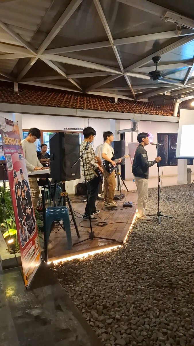 EWeekUnair's tweet photo. baju dan tontonan udah skena, tapi nontonnya ttp sendiri jir..... (minweek butuh human vitamin buat nonton efest) #adminjugamanusia https://t.co/PkRRapUS7z