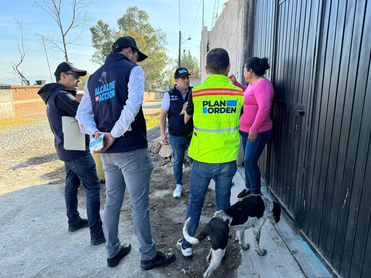 Recorrimos La Barreta para escuchar y actuar. 
#AccionesPorSantaRosa 
Juntos vamos a emparejar la cancha y a trabajar por un #QueretaroConFuturo #AlcaldeEnAccion