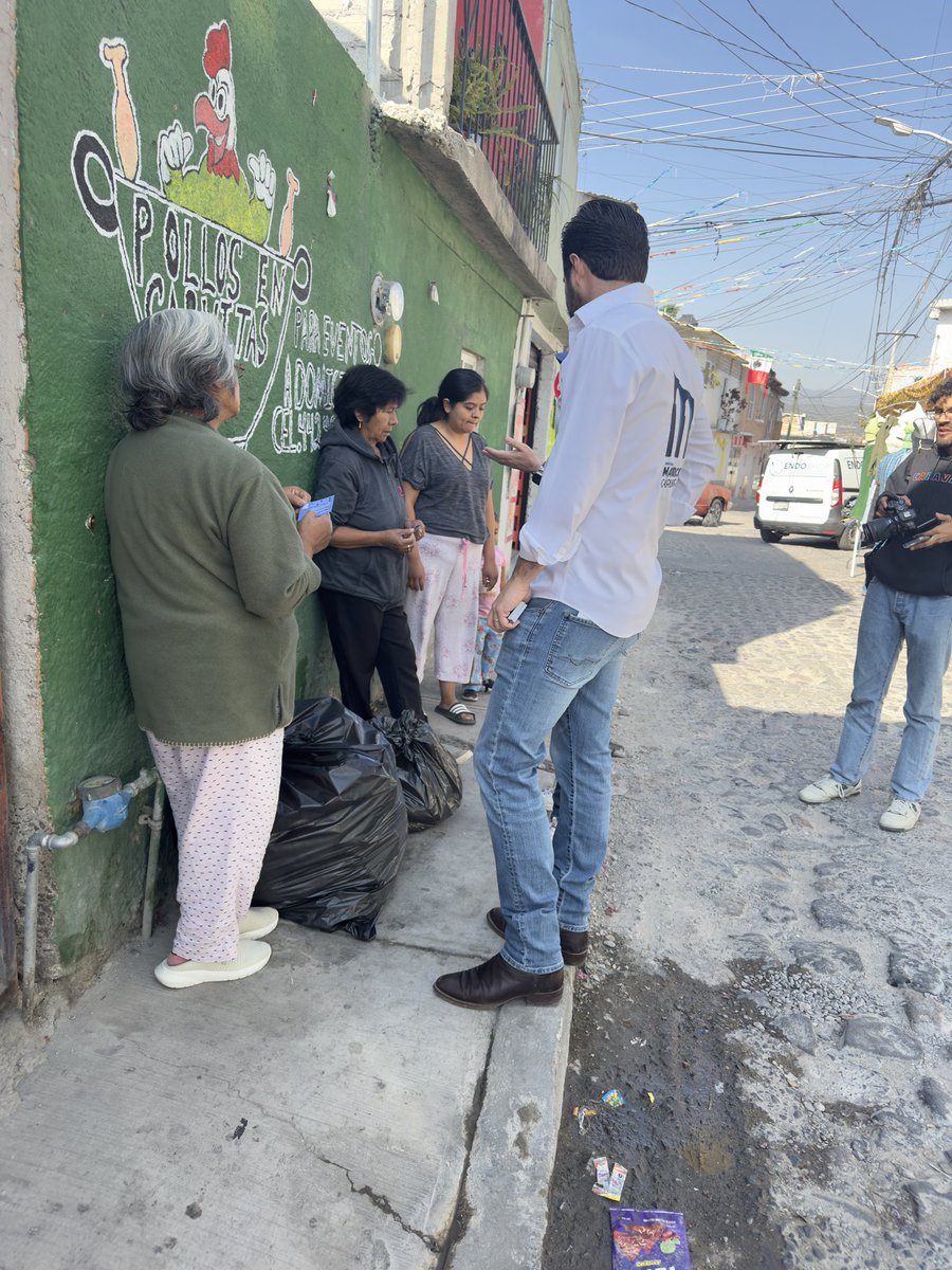 MiguelParrodi's tweet photo. Estamos en Santa Rosa Jáuregui, en el Pueblo de Juriquilla en una mega jornada de más de 500 funcionarios municipales encabezados por el alcalde @FeliFerMacias, platicando con la gente, escuchando sus necesidades junto a Mauricio Cárdenas. #AccionesPorSantaRosa https://t.co/JfURlYMoNY