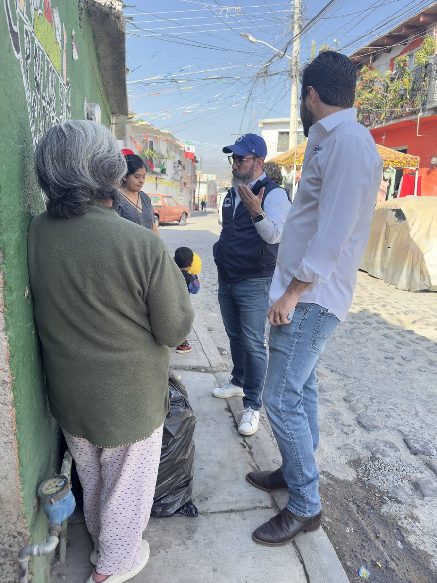 MiguelParrodi's tweet photo. Estamos en Santa Rosa Jáuregui, en el Pueblo de Juriquilla en una mega jornada de más de 500 funcionarios municipales encabezados por el alcalde @FeliFerMacias, platicando con la gente, escuchando sus necesidades junto a Mauricio Cárdenas. #AccionesPorSantaRosa https://t.co/JfURlYMoNY