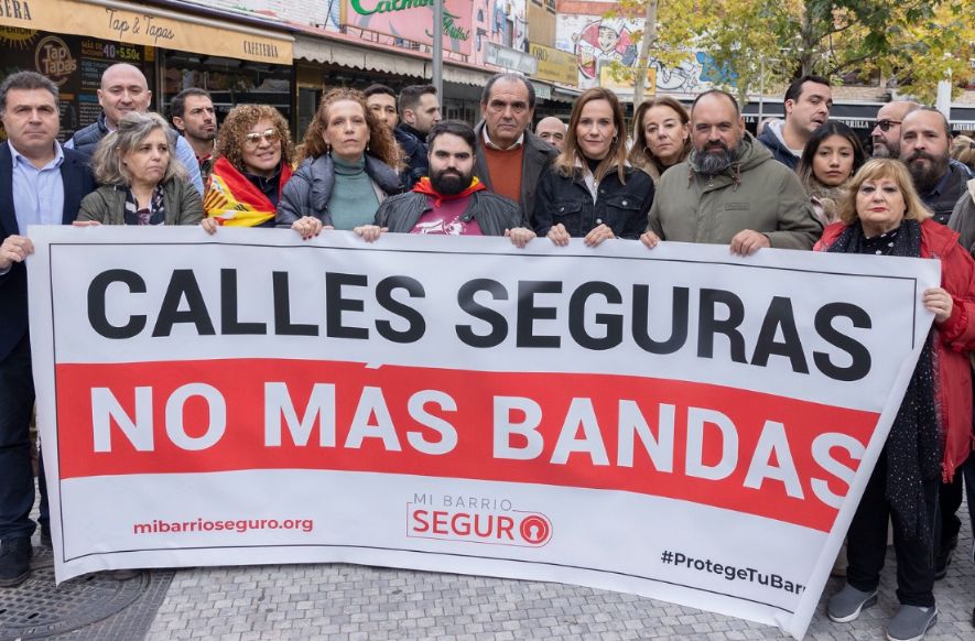 VOX Ciudad Lineal (@ciudadlinealvox) on Twitter photo Hoy hemos apoyado a los vecinos en la manifestación de <a href="/barrio_seguroES/">Mi Barrio Seguro</a> frente a la inseguridad y las bandas latinas que asolan el Distrito #CiudadLineal
¡No pararemos hasta recuperar la seguridad!
Gracias a <a href="/Isabelperezmoi1/">Isabel Pérez Moñino</a>, <a href="/VOX_AytoMadrid/">Grupo Municipal VOX Ayuntamiento de Madrid</a> y <a href="/vox_asambleamad/">Grupo Parlamentario VOX en Madrid</a> por venir Hoy hemos apoyado a los vecinos en la manifestación de <a href="/barrio_seguroES/">Mi Barrio Seguro</a> frente a la inseguridad y las bandas latinas que asolan el Distrito #CiudadLineal
¡No pararemos hasta recuperar la seguridad!
Gracias a <a href="/Isabelperezmoi1/">Isabel Pérez Moñino</a>, <a href="/VOX_AytoMadrid/">Grupo Municipal VOX Ayuntamiento de Madrid</a> y <a href="/vox_asambleamad/">Grupo Parlamentario VOX en Madrid</a> por venir