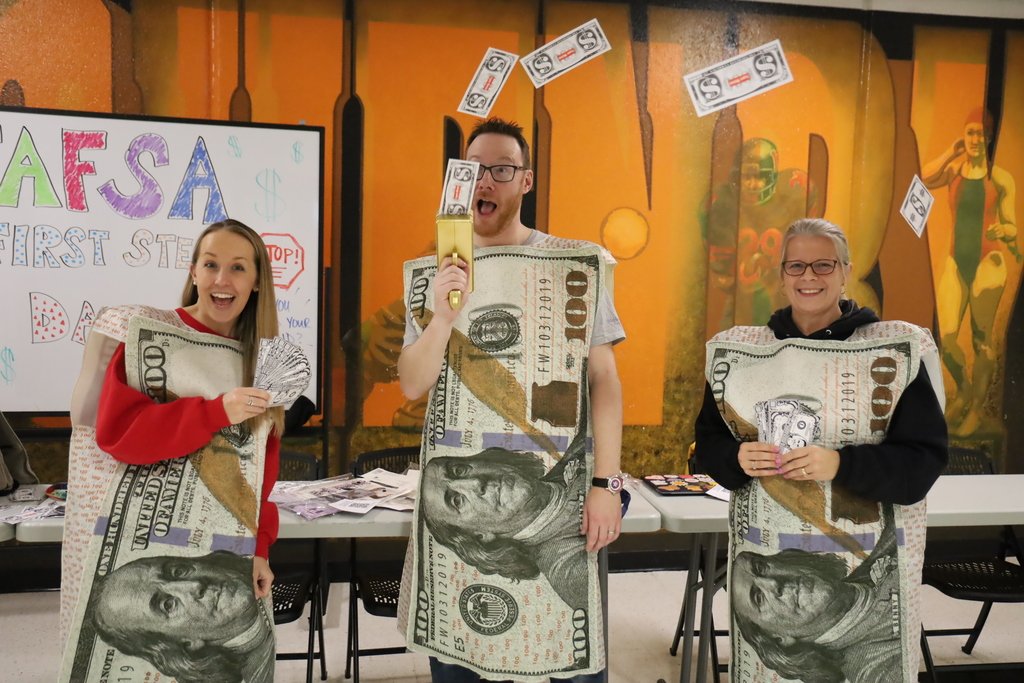 Counselors are reminding seniors  they can create their FSA ID for FAFSA. (Free Application for Federal Student Aid) While FAFSA is not yet open, students can get ready by creating their FSA ID. Contact your counselor for help.
studentaid.gov/fsa-id/create-…