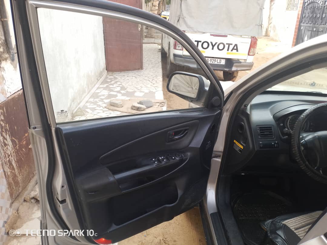 À Vendre 
Hyundai Tucson srdi 2010
⛽️Diesel 
Boîte automatique 
Intérieur en cuir 
Très bon état 
Prix : 3.000.000Fcfa
#Rtapprécié