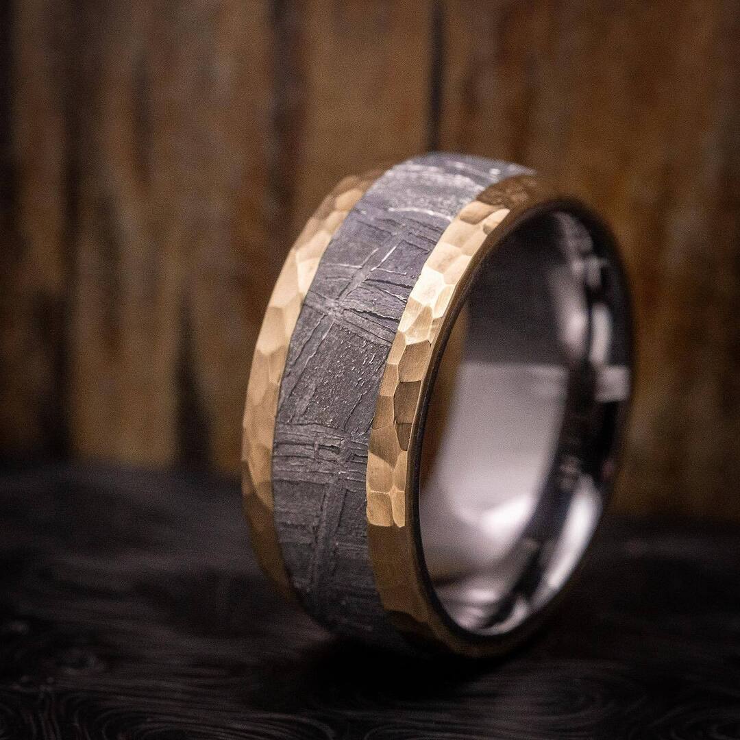 revolutionrings's tweet photo. 14K Gold with Meteorite inlay and a Tantalum sleeve.
.
.
.
#weddingring #weddingrings #customjewelry #customjewellery #customrings #weddingband #weddingbands #mensfashion #mensstyle #mensring #mensrings #revolutionjewelry https://t.co/Ac1CuG6N8e