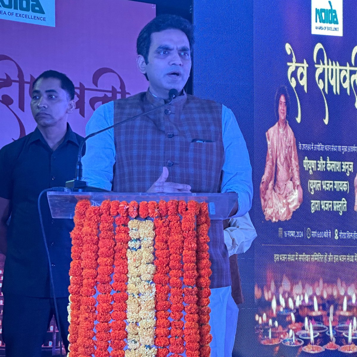 PankajSinghBJP's tweet photo. नोएडा शिल्प हाट, सेक्टर-33ए में नोएडा प्राधिकरण द्वारा देव दीपावली के उपलक्ष्य में आयोजित दिया-रंगोली प्रतियोगिता और भव्य भजन संध्या कार्यक्रम में नोएडा प्राधिकरण के सीईओ डॉ. लोकेश एम. जी के साथ सम्मिलित हुआ।

कार्यक्रम के दौरान नोएडा के विकास की झलक प्रस्तुत की गई। साथ ही, रंगोली प्रतियोगिता के विजेताओं को सम्मानित किया गया। भक्ति के सुरों से सजी इस विशेष संध्या का आनंद सभी उपस्थित लोगों के साथ साझा किया।