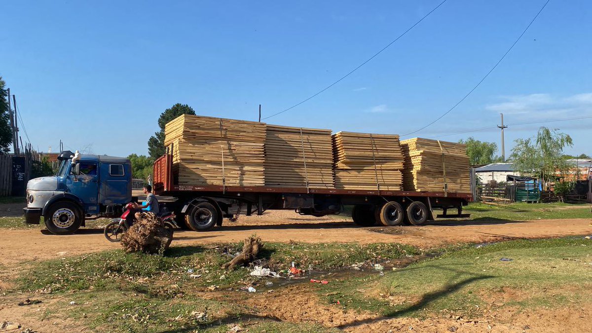 Fin de semana de descarga en #Concordia junto al voluntariado y la comunidad. Falta muy poco para la construcción de 130 viviendas de emergencia con kit sanitario y eléctrico.

🚚 Descargaremos 

🏠 1170 paneles de pared
🏠 520 paneles de piso
🏠 2340 pilotes
🔨 Otros materiales