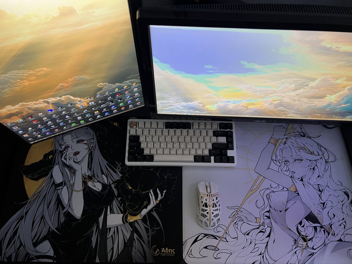 hybrid4play's tweet photo. Mmm the perfect pair.  🖤🐺⚡️💛

I just need a black a gold mouse now 🙄 https://t.co/1WtzCEHi9l