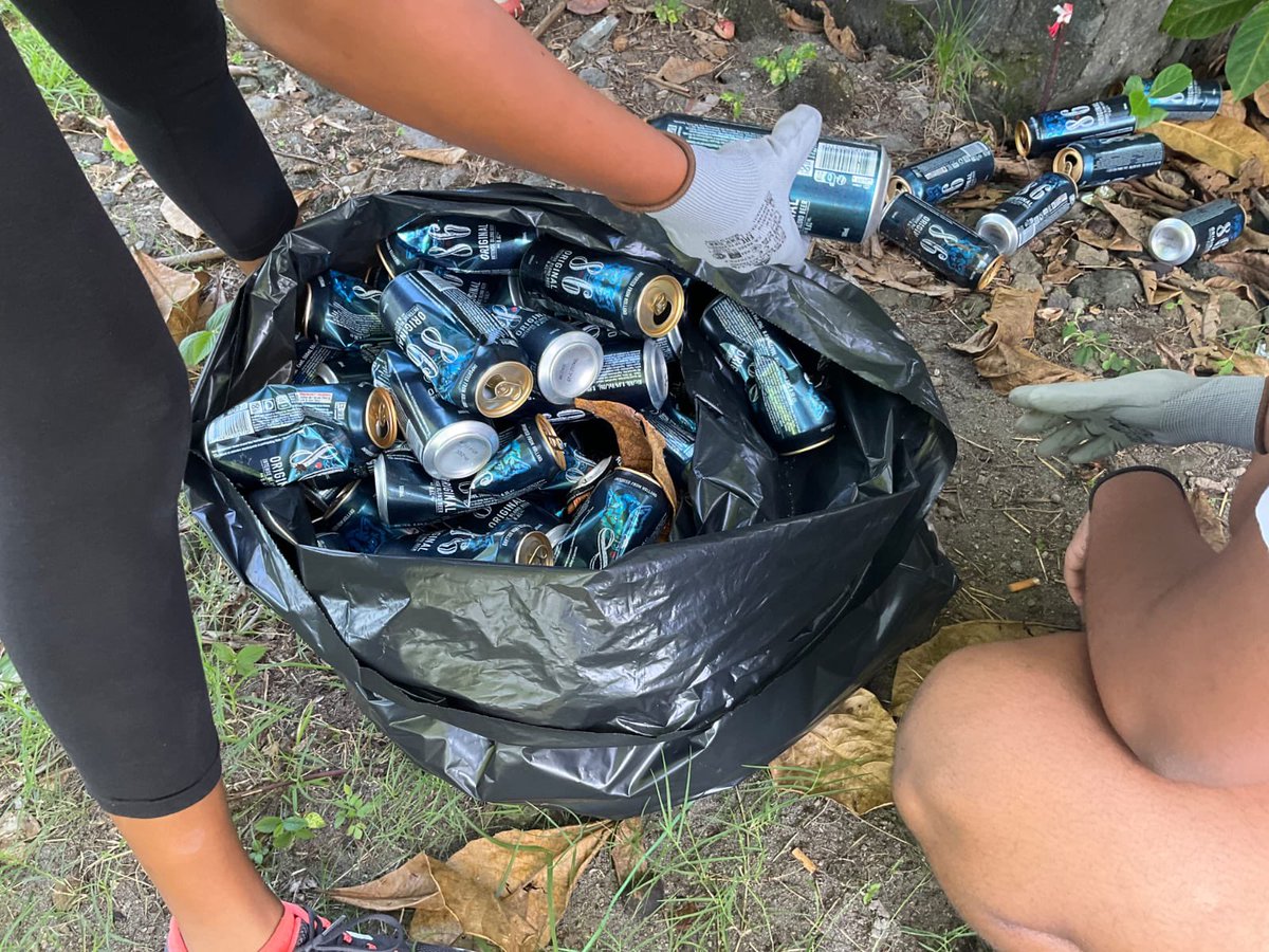La 2nde CVPM Classe engagée #Environnement pour l’opération pays propre organisée par l'association Entreprises &amp; Environnement a participé au nettoyage des plages à Saint-Pierre.
Merci à Mme Kibir de l’ <a href="/odemartinique/">ODE Martinique</a> et M. Rapha et Romain de Saint-Pierre venus les encourager.