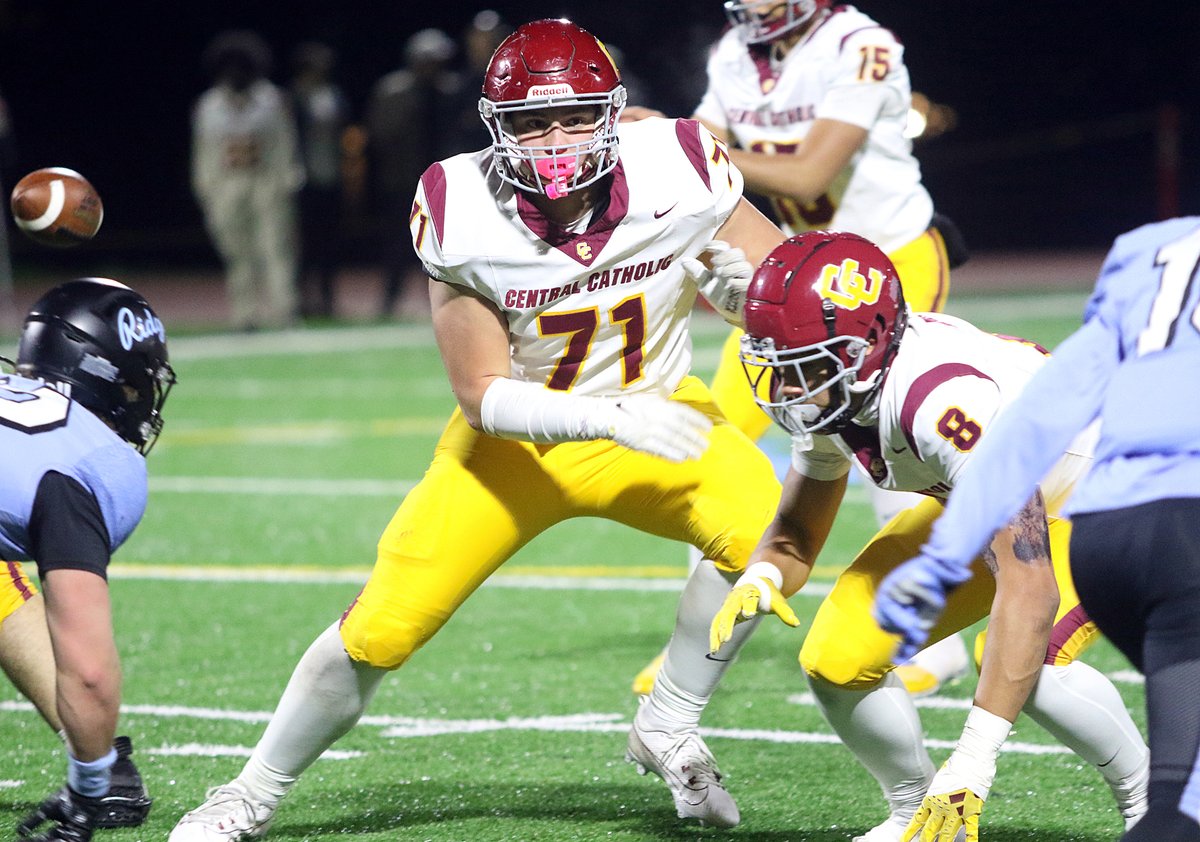 Central Catholic, behind a powerful run game, stifling defense, and an impressive second half, pulls away from Lakeridge in 6A Open quarterfinal tilt. Five takeaways from the game, scoring and stats, on the <a href="/SBLiveOR/">Oregon High School On SI</a> site, are here: bit.ly/3OcDIcN
#opreps