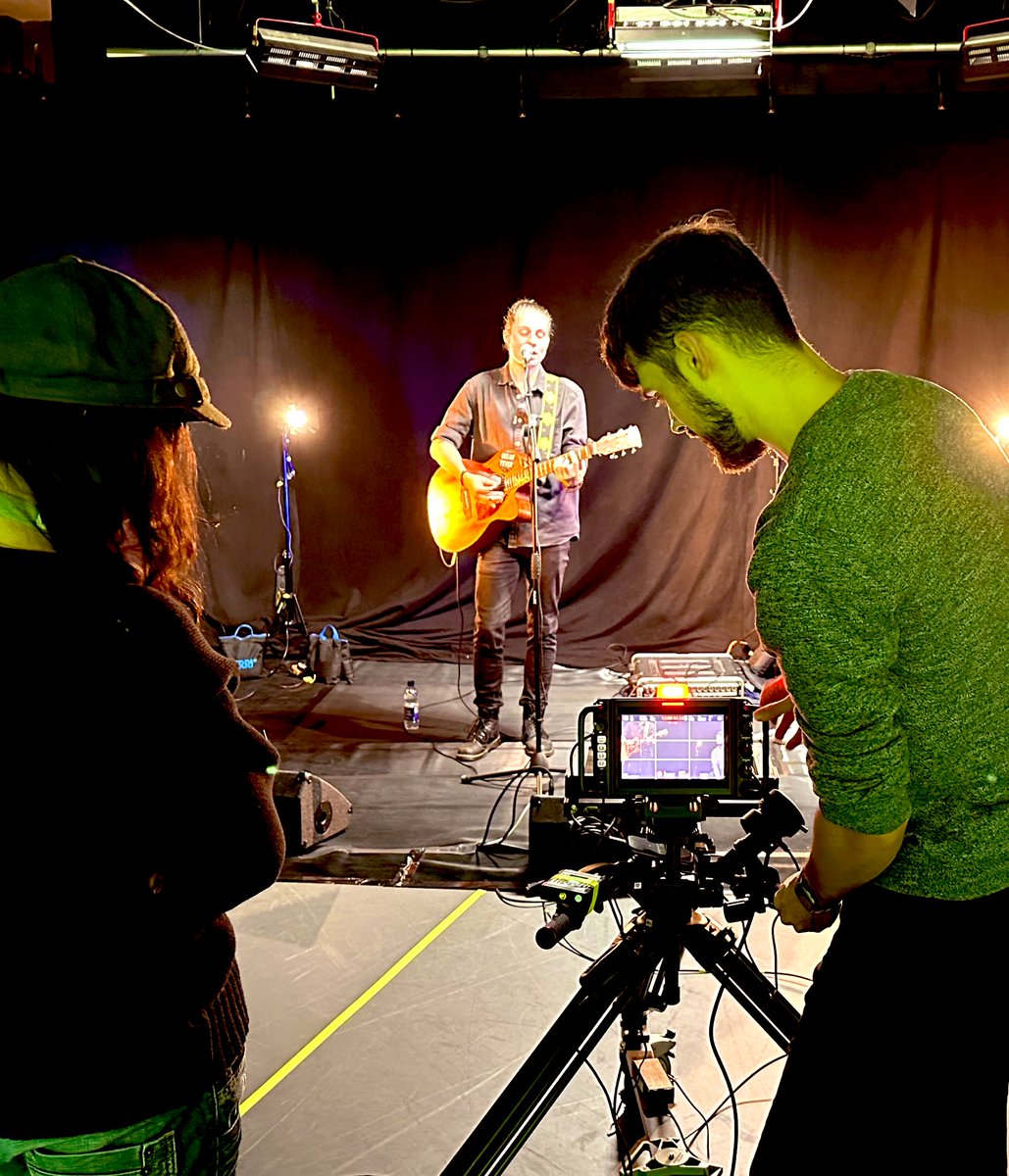 A great Open Day in our #TV studio <a href="/UniWestLondon/">University of West London</a> with future #media and #communications students trying their hand at presenting, and filming UWL band Ocean Fever. Can’t wait to have you join us here <a href="/UWL_LSFMD/">UWL LSFMD</a> !

👉Find all our creative courses here 👇

uwl.ac.uk/study/film-med…
