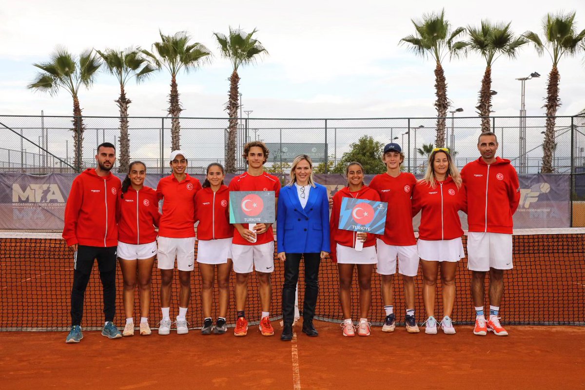 TTForgtr's tweet photo. Antalya Megasaray Tenis Akademi’de düzenlenen 2024 Billie Jean King Cup Junior Gainbridge Finalleri ve 2024 Davis Cup Junior Finalleri sona erdi 🏆

@worldtennis'in gençler tenisindeki en prestijli organizasyonu Billie Jean King Cup Junior Gainbridge Finalleri ve 2024 Davis Cup Junior Finalleri 25 ülkeden 32 takımın katılımıyla gerçekleşti.

Takımların 16 yaş kategorisinde dünyanın en iyisi olabilmek için yarıştığı organizasyonda kupalar sahiplerini buldu. 2024 Billie Jean King Cup Junior Gainbridge ve 2024 Davis Cup Junior şampiyonu Amerika Birleşik Devletleri, 2024 Billie Jean King Cup Junior Gainbridge ve 2024 Davis Cup Junior ikincisi Romanya oldu. 2024 Billie Jean King Cup Junior Gainbridge üçüncüsü Çekya olurken 2024 Davis Cup Junior üçüncülüğünü Japonya ve Almanya paylaştı.

Milli takımlarımızın wild card ile katıldığı organizasyonu Billie Jean King Cup Junior takımımız dokuzuncu, Davis Cup Junior on birinci olarak tamamladı.

Haber detayları için 🔗 https://t.co/OY21h4ugDh