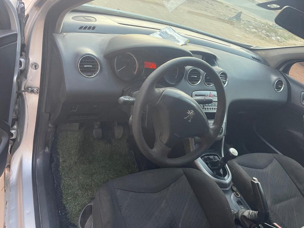 À Vendre 
Citroën Xsara Picasso 
⛽️ Diesel 
Boîte manuelle 
Intérieur en tissu 
Papiers complets 
Très bon état 
Prix : 2.700.000Fcfa
#Rtapprecies