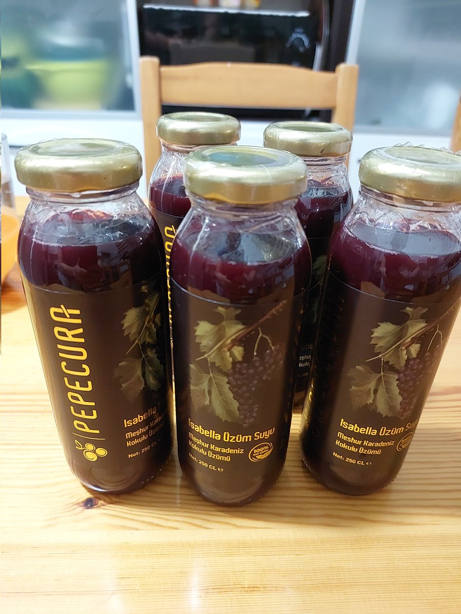 Genç girişimci kuzenler  Karadenizin meşhur kokulu üzümünü şişelemiş piyasaya sürmüşler. İsmini de Pepecura  koymuşlar. Hayırlı olsun.Bize de bundan pepeçura yapmak düşer