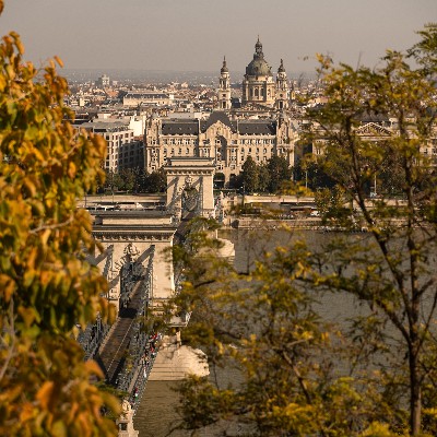 Take in the final hues of autumn from the Buda Castle district, with a direct vista of the Chain Bridge, Gresham Palace, and St. Stephen’s Basilica. Let the beauty of Budapest’s iconic landmarks and the warmth of the season wash over you.

photo by @vanessadaylife
