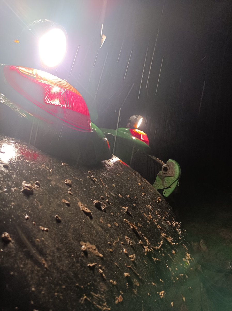 Je crois que la p'tite averse qui va bien, un samedi soir à 18 heures, ça doit vouloir dire quelque chose... Genre, faut remballer ! 😉🤷