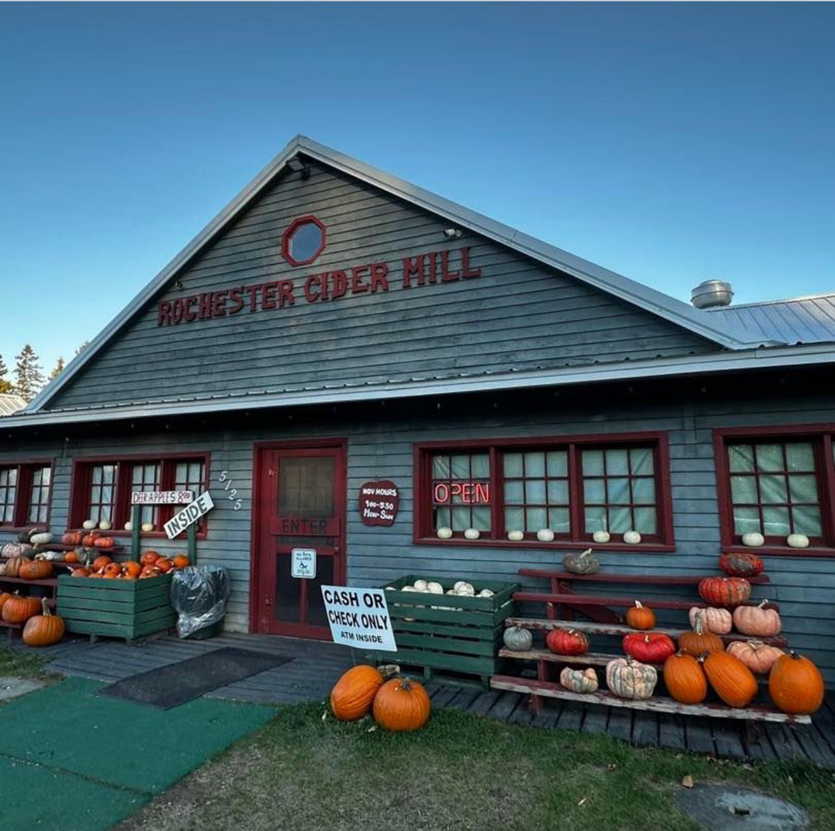 rochestercider's tweet photo. πβ¨ Itβs the perfect Saturday for fresh cider, warm donuts, and autumn memories at the Cider Mill! Come enjoy our vibrant fall produce and festive decor.
π
πΎπ Open 9-5:30
#CiderMill #FallFun #FreshCider #Donuts #AutumnVibes #ThanksgivingPrep https://t.co/9PbNvYW22u