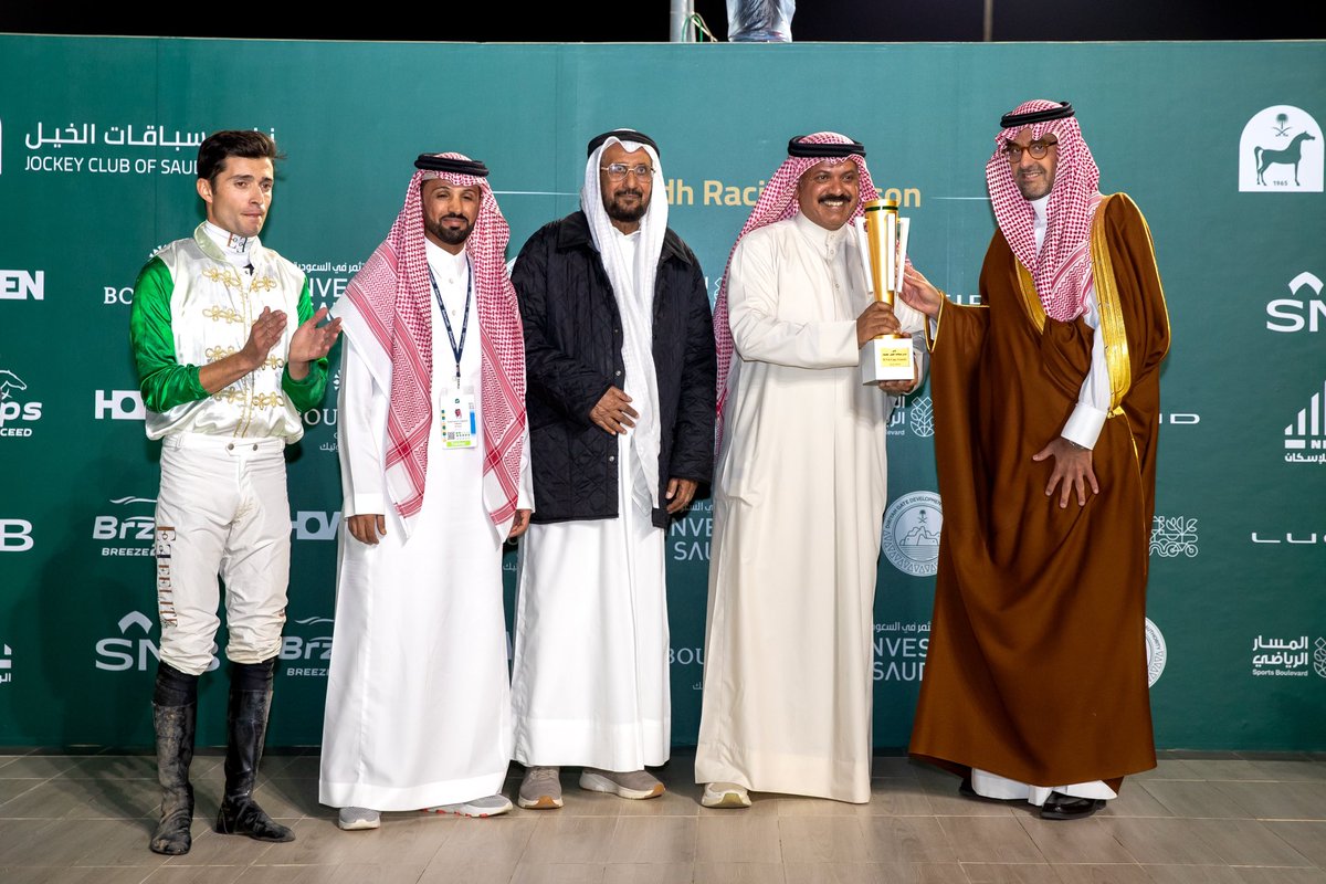 JockeyClub_SA's tweet photo. 🥇الشوط الحادي عشر :  

كأس نادي سباقات الخيل ( ليستد )🏆

 سعادة الأستاذ زياد المقرن الرئيس التنفيذي لنادي سباقات الخيل أثناء تسليم الكأس للمدرب ثامر الديحاني🏆

الفائز : سير عامر 🏇
المالك : الشيخ عبدالله حمود المالك الصباح 

الف مبروك 👏🤩 https://t.co/PwUdEuh4zf