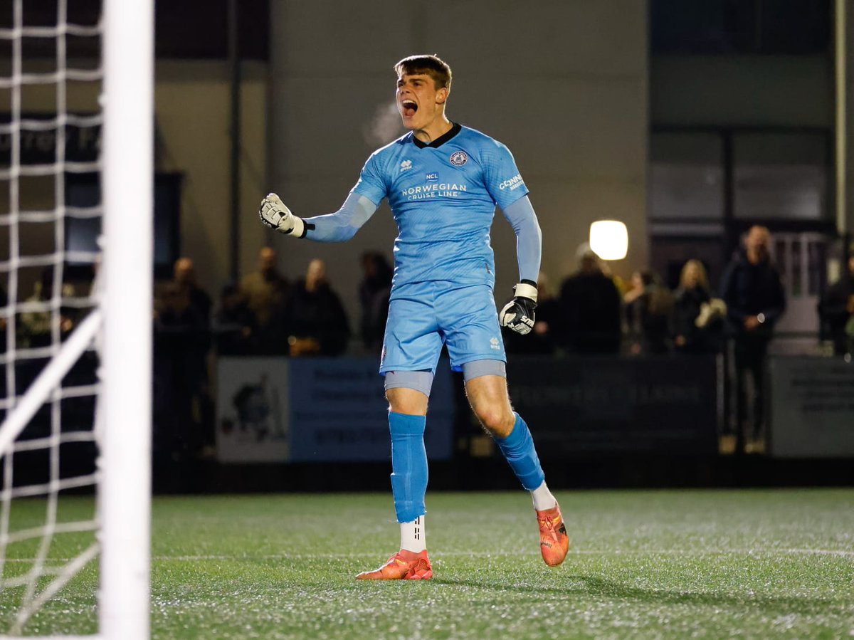 Max Metcalfe with two saves in the shoot-out... 😍🧤
📸 <a href="/RedmanLydia/">Lydia & Nick</a>