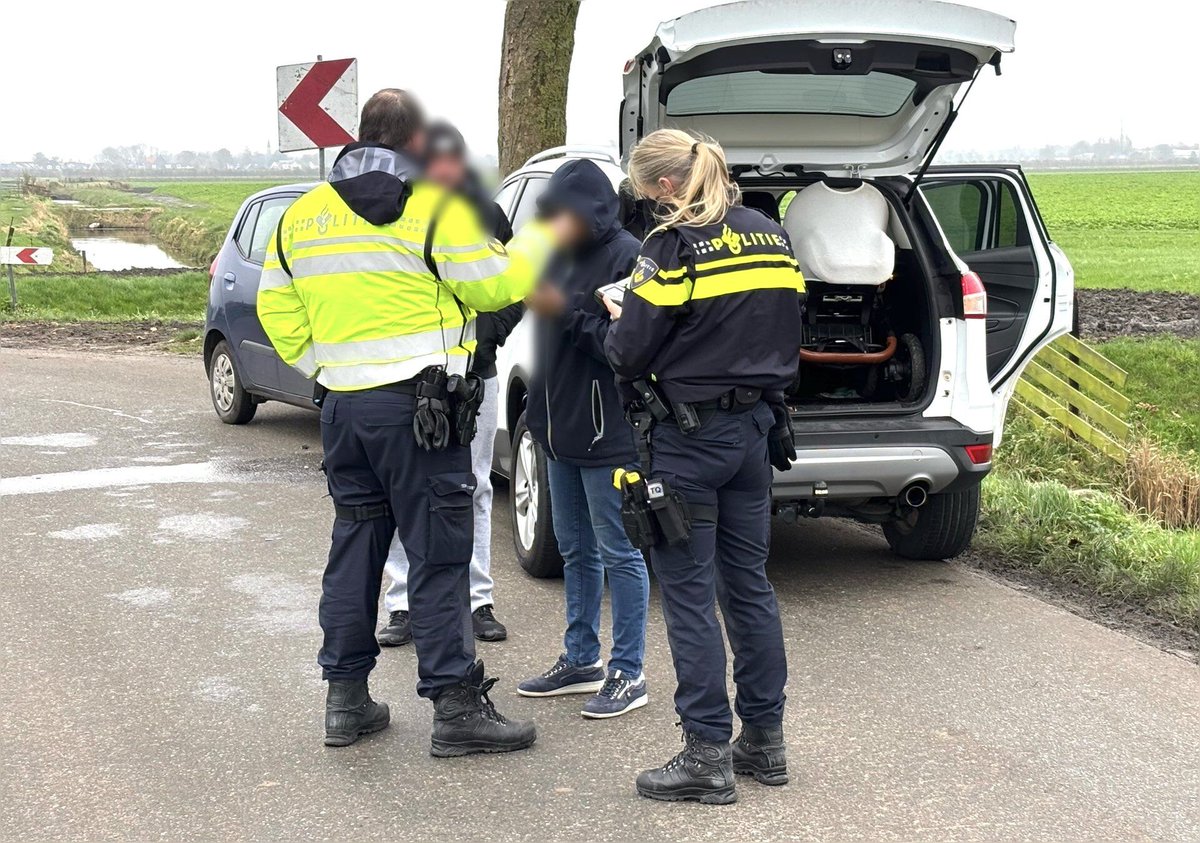 Frontale botsing tussen twee auto's op de Oudijk in Westwoud