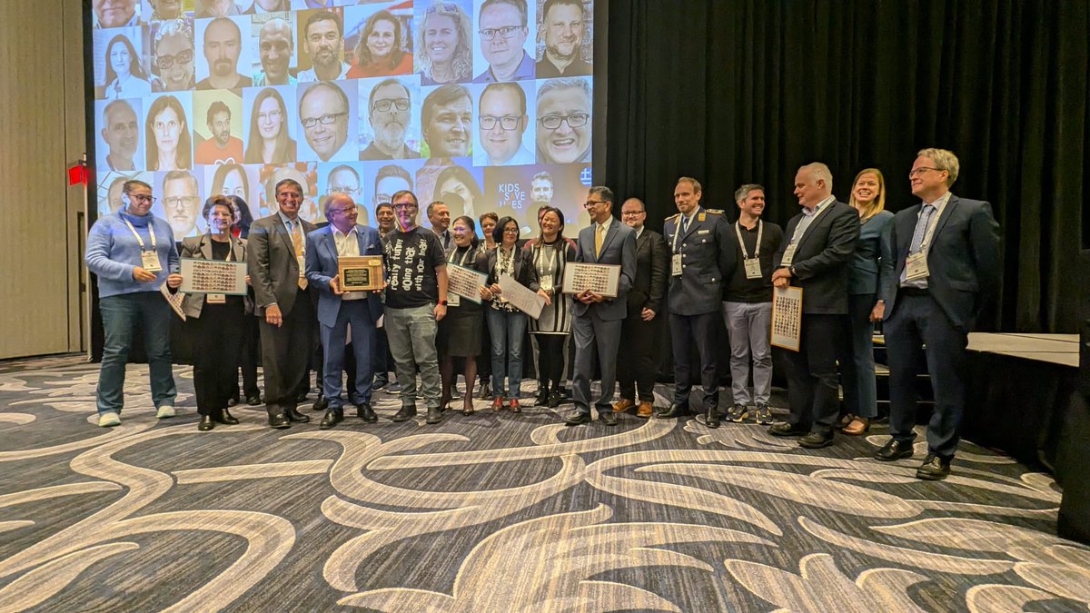 ERC_resus's tweet photo. ๐ Big news! Kids Save Liveswins the 2024 Ian G. Jacobs Award for advancing #ResuscitationScience globallyย ๐
๐ฌ Prof. Dr. B.W.Bรถttigerโจ"Teaching kids resuscitation can change the world, one life at a time."
๐ฌ Prof. K. Monsieurs:โจ"Proud of the ERC & Kids Save Lives for making saving lives a shared global responsibility."
Together, weโre building a safer future! ๐
#KidsSaveLives #ResuscitationScience #ERC #ReSS24 #IanJacobs #Awards