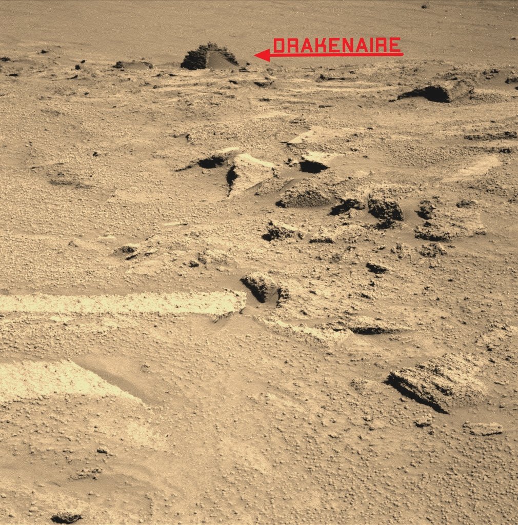 drakenaire's tweet photo. 2. El rover Opportunity, por su parte, fotografió el dia 2467 y en la lejanía lo que se asemeja a una edificación piramidal de un color oscuro. https://t.co/mt1DSX30Ru
