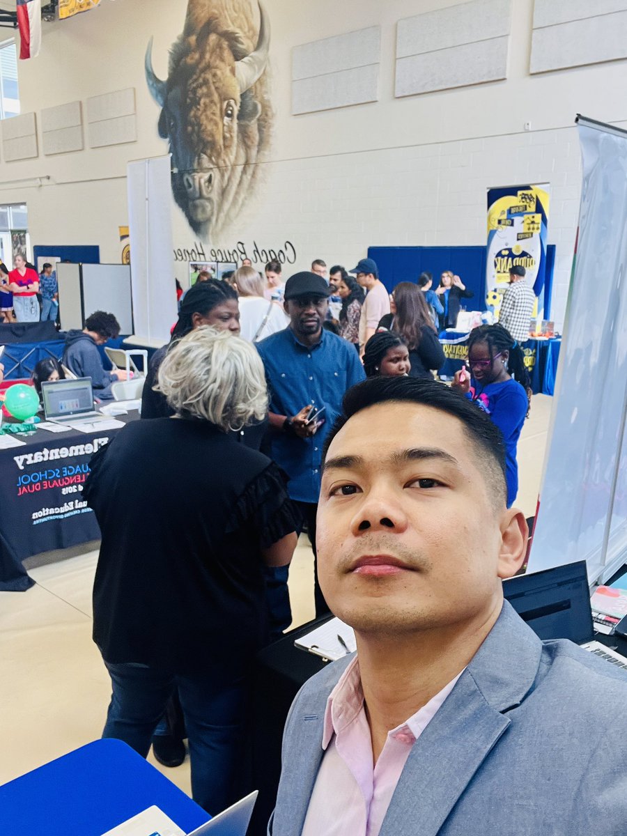 sirkim05's tweet photo. Good turn out today with @HISDChoice #MagnetPrograms #MagnetCoordinator #LetsGetit 🔥🔥🔥 https://t.co/QazprtvpRD
