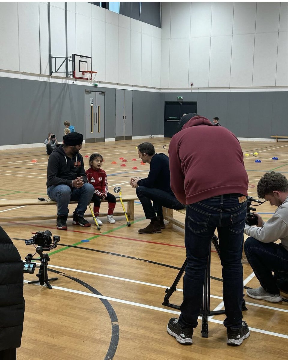 TheAnnabelKiki's tweet photo. Another day of this amazing man supporting our amazing charity. @JohnWatsonSport you’re one of a kind 🥹❤️ #AmputeeLionesses #EAFA #BBCBreakfast #TellingStories #Support #GoodPeople @amputeefootball @BBCBreakfast https://t.co/79ef8bUoZp