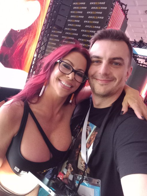 4 pic. @tomekk_photo HOW FUN!! @venusberlinoff at the @Brazzers booth!! Giving what the fans want!! https://t