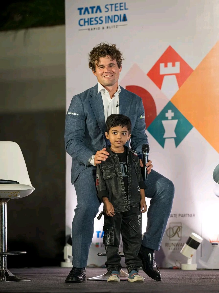 EruditeLuminary's tweet image. World #1 #MagnusCarlsen 🇳🇴 meets the youngest-rated chess player in the world, 3-year-old #AnishSarkar 🇮🇳, at the #TataSteelChessIndia opening ceremony!

ℹ️ The Tata Steel Chess India takes place in #Kolkata, November 13-17.