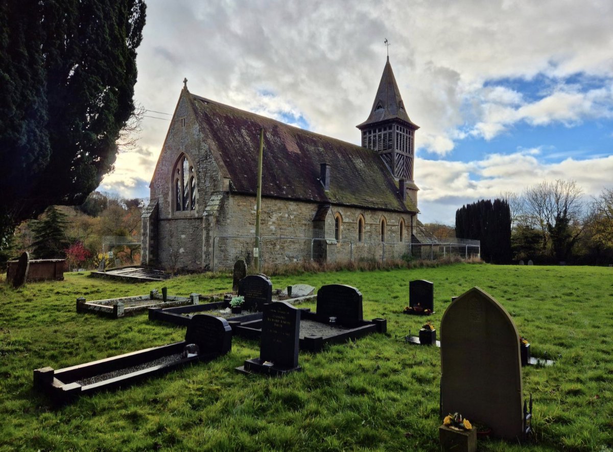 sharonamery's tweet photo. After an intense time at work, it felt so good to be back in my happy place with V and R! ๐ฅฐ
#leintwardine #downtoncastle #herefordshire #countryside #fields #trees #castle #church #views #autumn #autumnvibes #bluesky #sunshine #walking #exploring #weekendexploring #weekendvibes https://t.co/vqNrBx5e5N