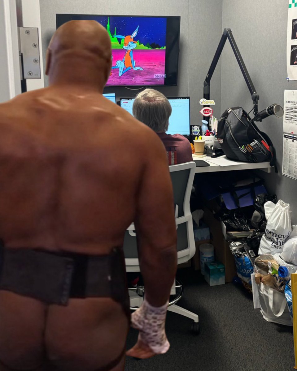 TheFleshGordon's tweet photo. Some Crazy Shit is about to go down in Segman’s Office! 🤣
#MikeTysonVsJackPaul #MikeTyson #netflix #jakepaul #iheart #webn @SaraElyse128 #wtfnetflix #bareass
#segman #seg #kiddchris #IronMike https://t.co/qCgeDEDjWi