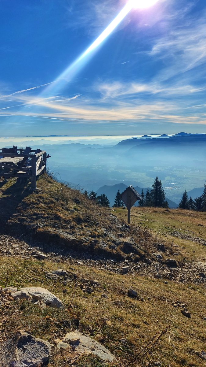 Roblekov dom na Begunjščici. Prelep dan, da bi ga preživela na trenažerju.