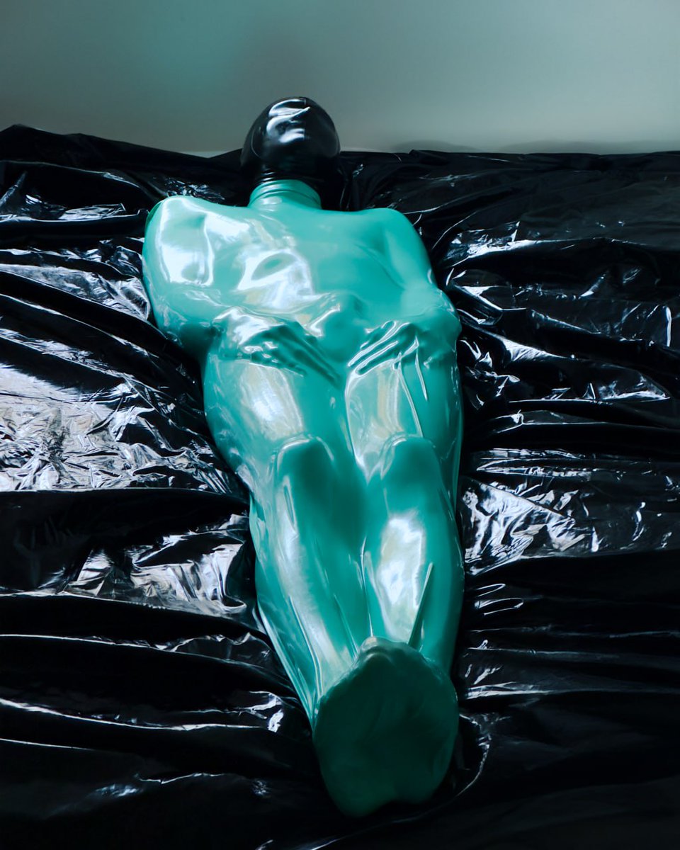 fornhork's tweet photo. Relaxing tightly wrapped. 
#vacbed #vacuum #vacsack #latex
📷 by @georg_rov https://t.co/51L2hdKPrz