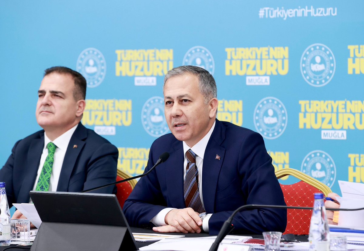 idrisakbiyik's tweet image. Türkiye’nin Huzuru toplantısını İçişleri Bakanımız Sayın Ali Yerlikaya’nın teşrifleriyle gerçekleştirdik
Cumhurbaşkanımız Sayın @RTErdogan’ın liderliğinde İçişleri Bakanımız Sayın @AliYerlikaya’nın riyasetinde “Büyük ve Güçlü Türkiye” vizyonuyla Muğla’mızın ve Türkiye’mizin…