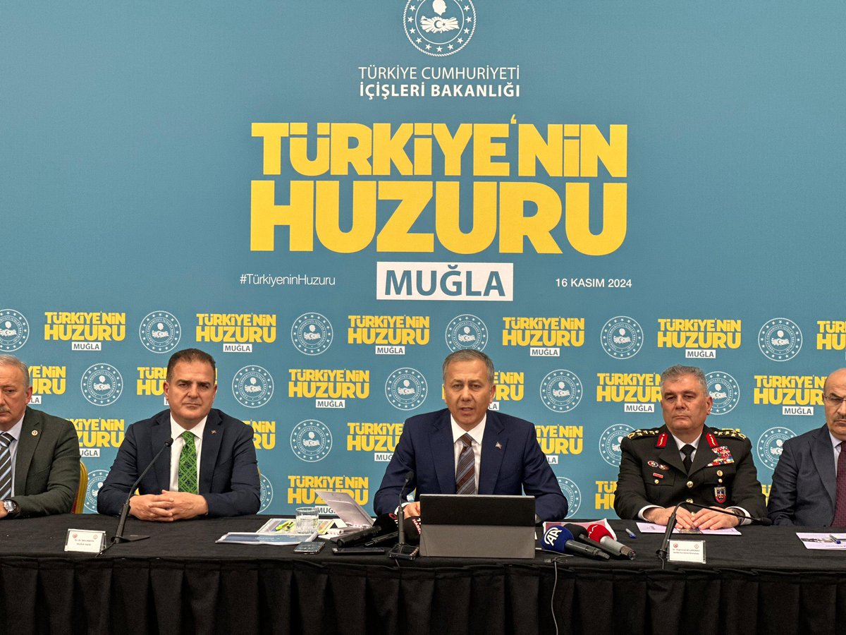 idrisakbiyik's tweet image. Türkiye’nin Huzuru toplantısını İçişleri Bakanımız Sayın Ali Yerlikaya’nın teşrifleriyle gerçekleştirdik
Cumhurbaşkanımız Sayın @RTErdogan’ın liderliğinde İçişleri Bakanımız Sayın @AliYerlikaya’nın riyasetinde “Büyük ve Güçlü Türkiye” vizyonuyla Muğla’mızın ve Türkiye’mizin…