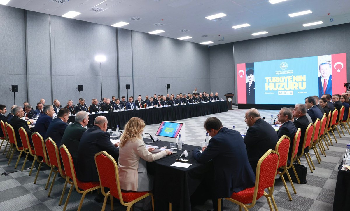 idrisakbiyik's tweet image. Türkiye’nin Huzuru toplantısını İçişleri Bakanımız Sayın Ali Yerlikaya’nın teşrifleriyle gerçekleştirdik
Cumhurbaşkanımız Sayın @RTErdogan’ın liderliğinde İçişleri Bakanımız Sayın @AliYerlikaya’nın riyasetinde “Büyük ve Güçlü Türkiye” vizyonuyla Muğla’mızın ve Türkiye’mizin…