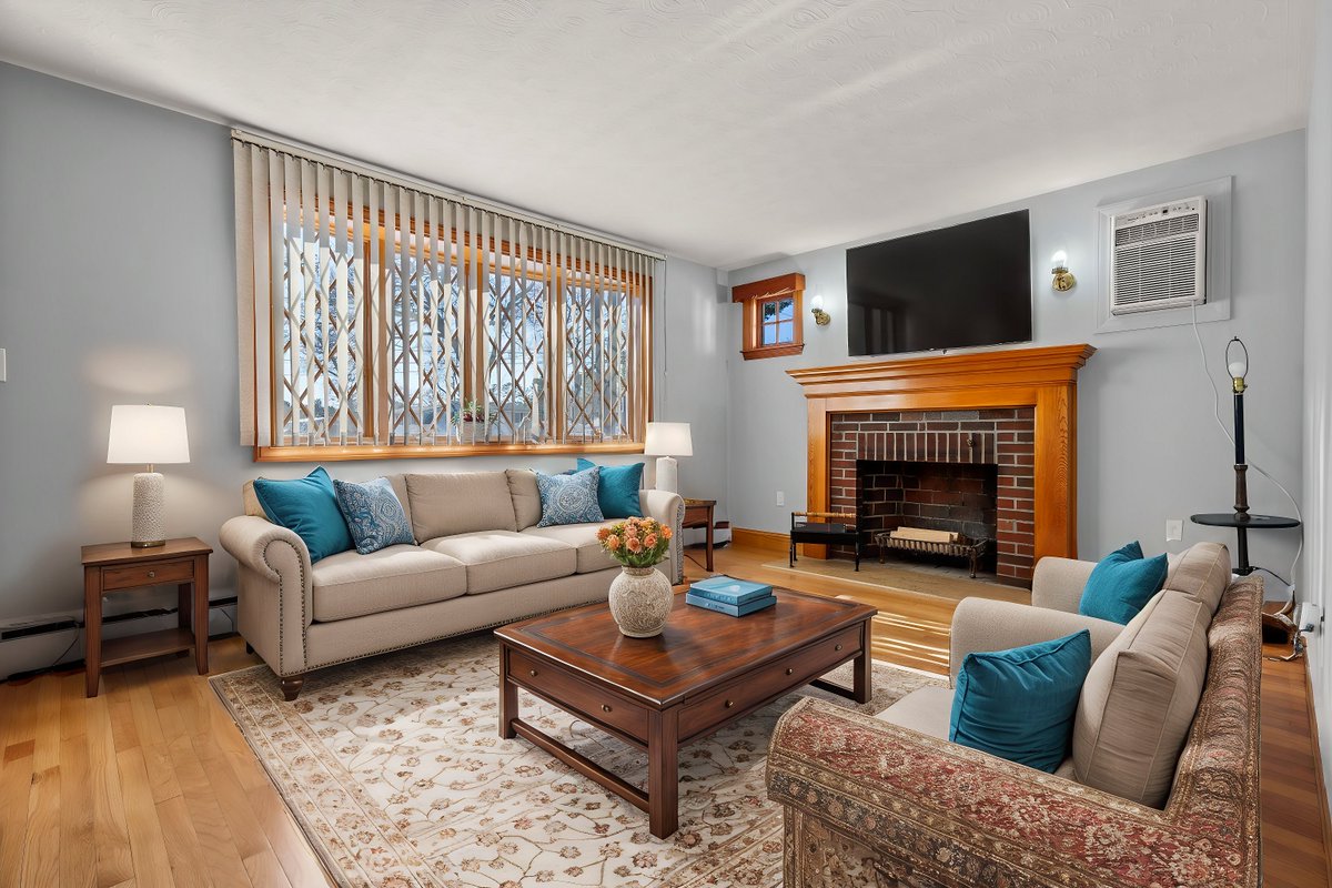 jeffreyborstell's tweet photo. Come check out the open house today at 5 Kevin St Tewksbury, MA from 1 to 3pm. See you there! 4 bedroom, 2 bath, Cape-cod style home. $599,900 https://t.co/PELWa2ZkN8