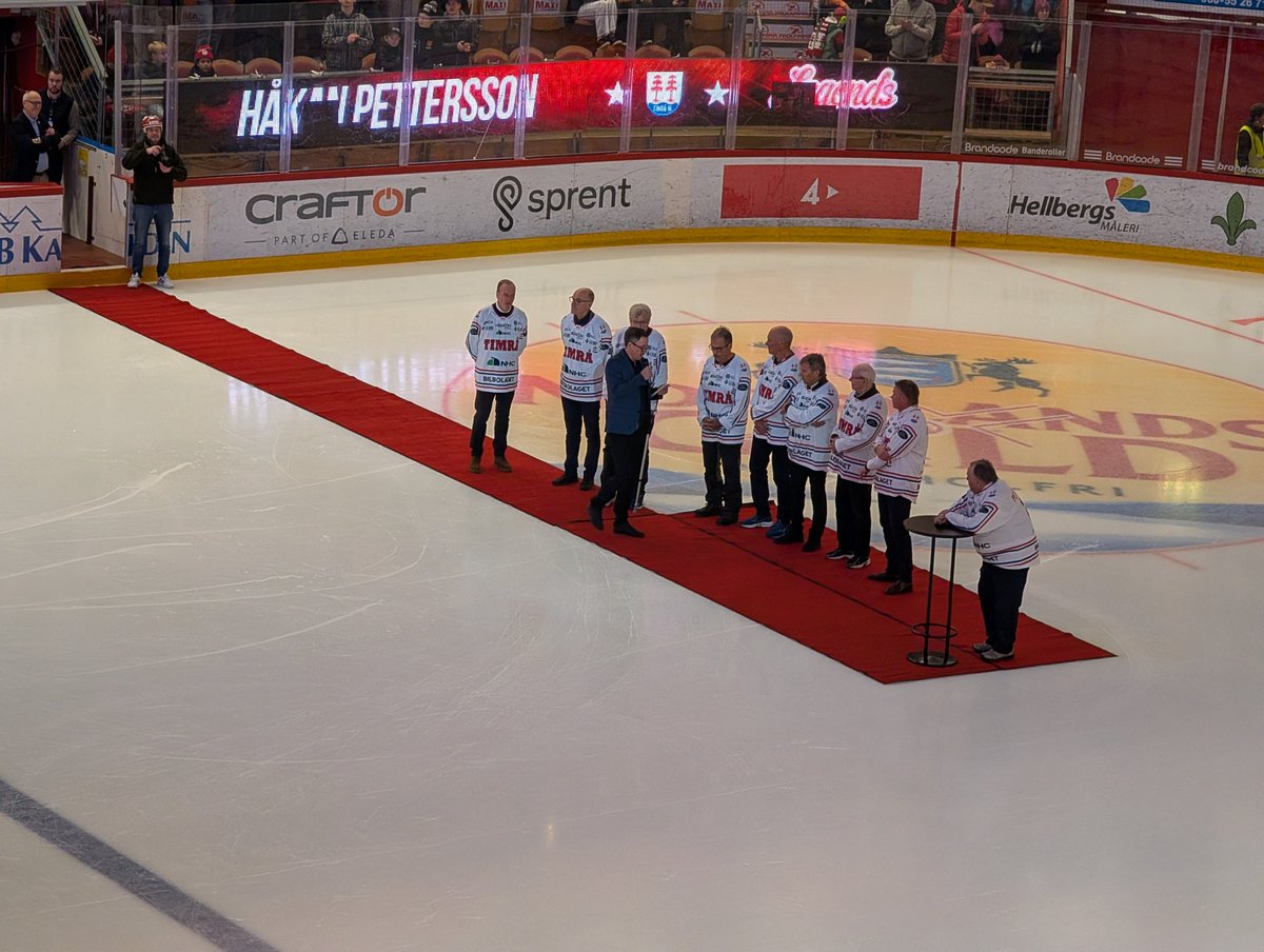 tiktoken77's tweet image. 🔴⚪🔴⚪inte ett öga tårt när is hockey legender från tik Timrå 😍eageles historia på isn tilsammans,,, komme i håg håkan från glans dagarna ,,, 🤴kungen från tik!!!