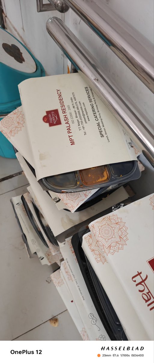 होटल पलाश भोपाल पर ताला बंदी कर जुर्माना किया जाए.
म प्र सरकार के उपक्रम पर्यटन विकास निगम द्वारा संचालित होटल पलाश में भोजन सप्लाई में सिंगल यूज प्लास्टिक का प्रयोग।
सिंगल यूज प्लास्टिक पर प्रतिबंध फिर क्यों प्रयोग हो रहा है सरकारी होटल में.