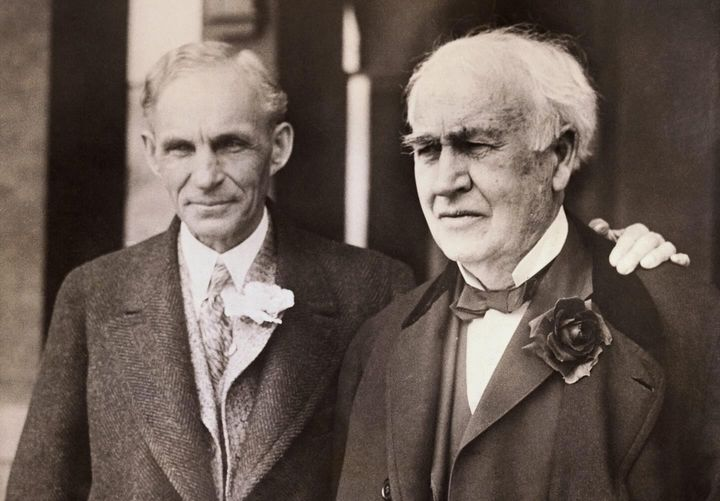pierpi13's tweet photo. Nel 1896, Thomas Edison, il grande inventore della lampadina elettrica, stava lavorando al progetto di un’automobile quando venne a sapere che un giovane della sua azienda aveva costruito un’auto sperimentale. Edison incontrò questo giovane, Henry Ford, durante una festa aziendale a New York e rimase profondamente colpito dalla sua idea di un’auto alimentata a benzina.
Edison, che fino a quel momento aveva considerato l’elettricità come fonte di energia, incoraggiò Ford con entusiasmo, dicendogli: “Giovanotto, è proprio questa la strada da seguire! Hai trovato la soluzione! Credo che tu abbia ragione! Continua con le tue ricerche!” Spronato dalle parole di un inventore tanto stimato, Henry Ford proseguì nel suo lavoro e, alla fine, sviluppò un’automobile che lo rese ricco e famoso.
Il 9 dicembre 1914, il laboratorio e la fabbrica di Edison furono distrutti da un incendio. A 67 anni, i danni erano troppo ingenti per essere coperti dall’assicurazione. Prima ancora che le ceneri si fossero raffreddate, Henry Ford gli consegnò un assegno di 750.000 dollari, con una nota che diceva che Edison poteva chiedere altro se necessario.
Nel 1916, Ford trasferì la sua abitazione accanto a quella di Edison. Quando Edison fu costretto su una sedia a rotelle, anche Ford ne ottenne una per poter fare “gare” insieme all’amico.
Thomas Edison fece sì che Henry Ford credesse in se stesso, dando vita a un’amicizia che durò per tutta la vita.
Riflessione: Non essere mai invidioso del successo altrui. Se non puoi vincere una gara, aiuta chi ti precede a battere il record. La tua candela non perde luce accendendo quella di un altro.