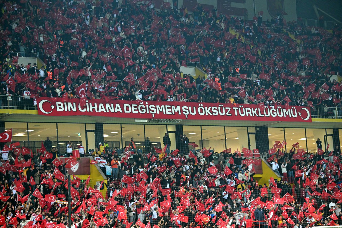 "Bin cihana değişmem şu öksüz Türklüğümü!"