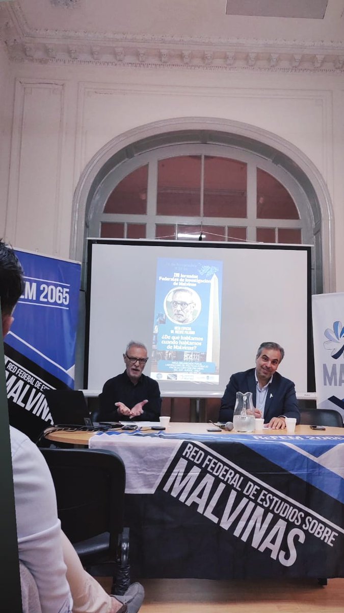 Lab_Malvinas's tweet photo. Queremos contarles que de la apertura, en una Mesa Especial organizada por el Laboratorio, el Dr. Vicente Palermo expuso un trabajo titulado ¿De qué hablamos cuando hablamos de Malvinas? Finalizada el debate, muy profundo y desafiante se le trego un reconocimiento por sus aportes https://t.co/l0LlCtUjAn